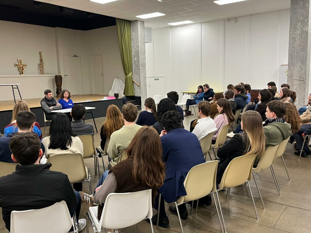 Une rencontre de préparation au mariage dans la crypte