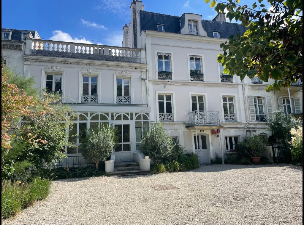 La maison paroissiale du 40 rue Pouchet et sa cour
