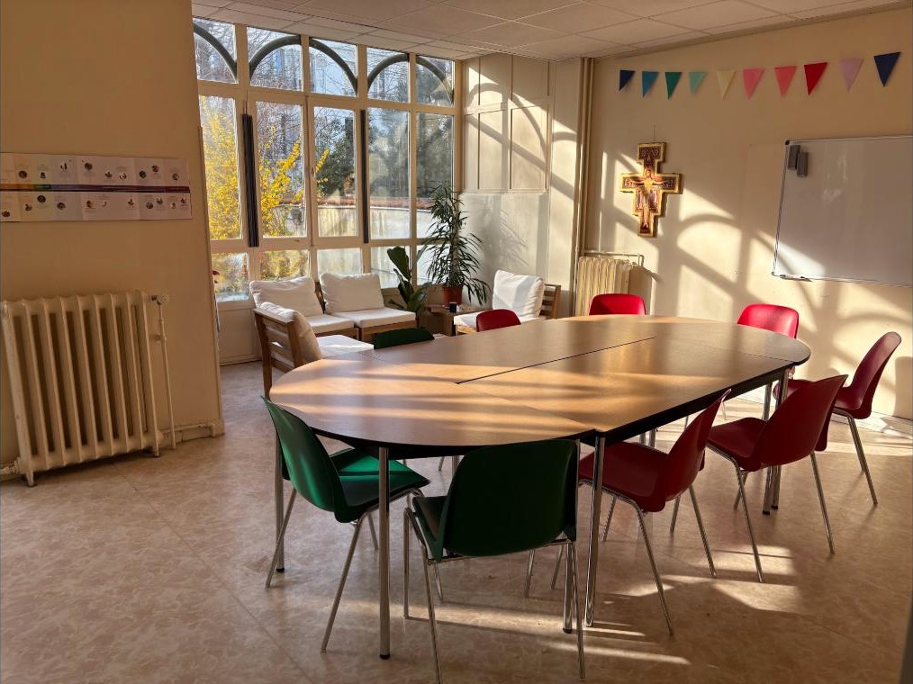 Une salle de réunion de la paroisse, table ovale et chaises