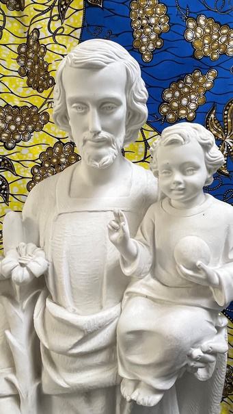 Statue de saint Joseph portant l’Enfant Jésus